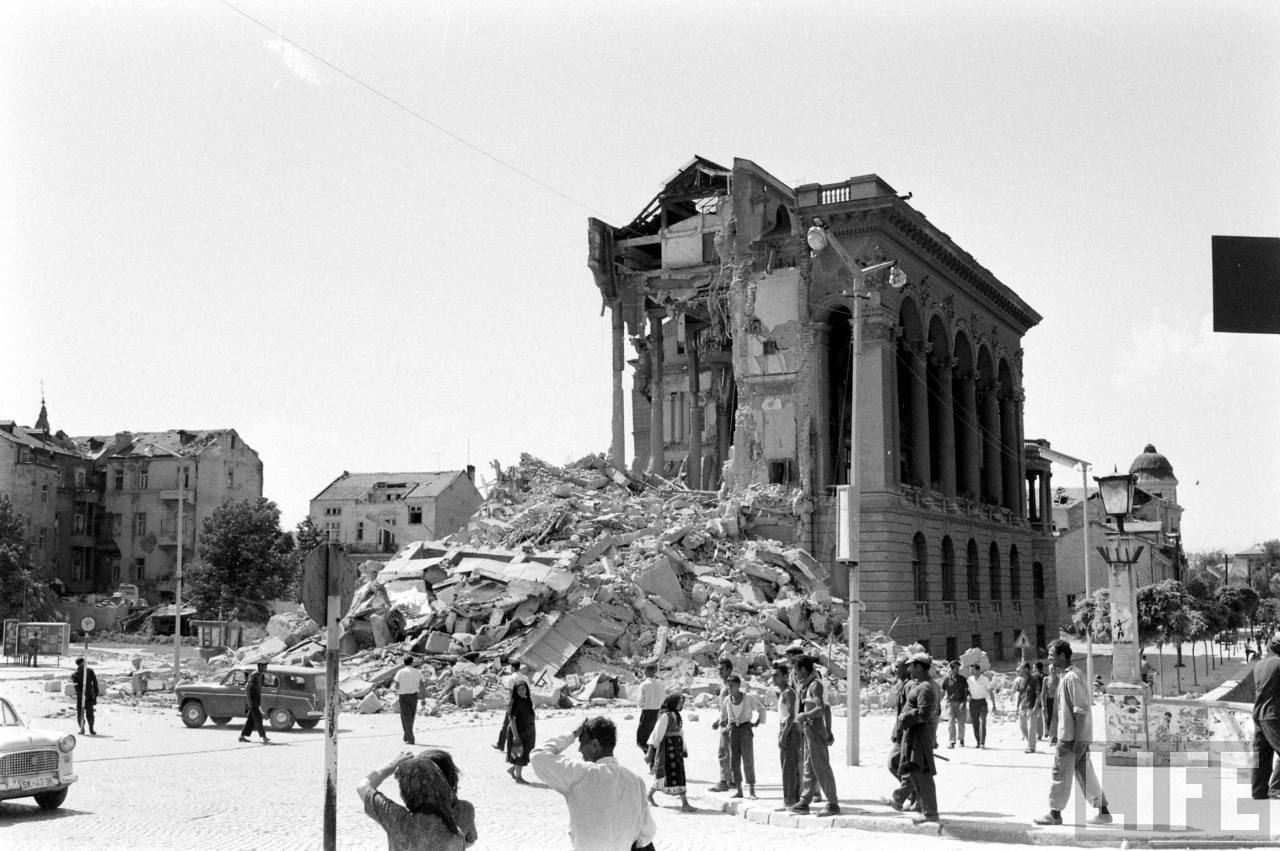 Ruined building and crowds in Skopje after the 1963 earthquake.